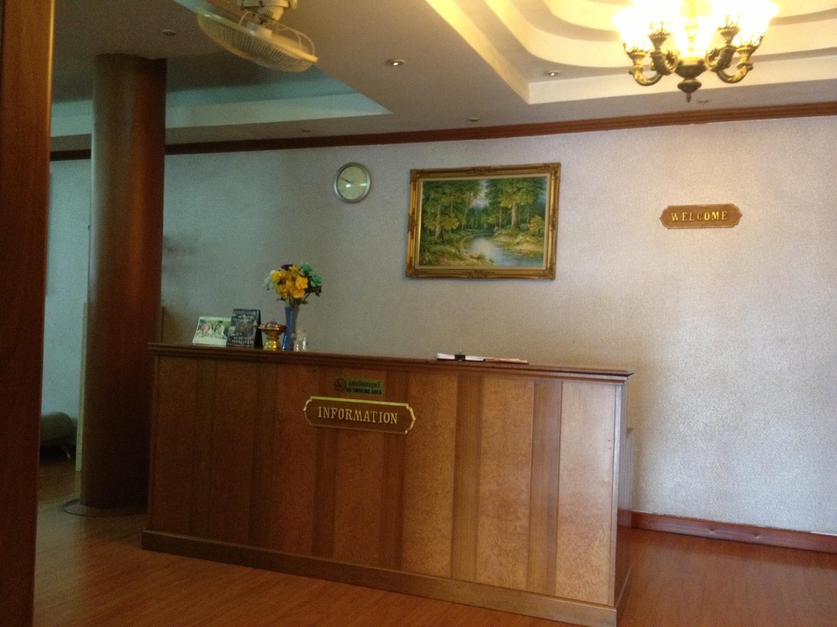 Max-One House Hotel Bangkok Exterior photo