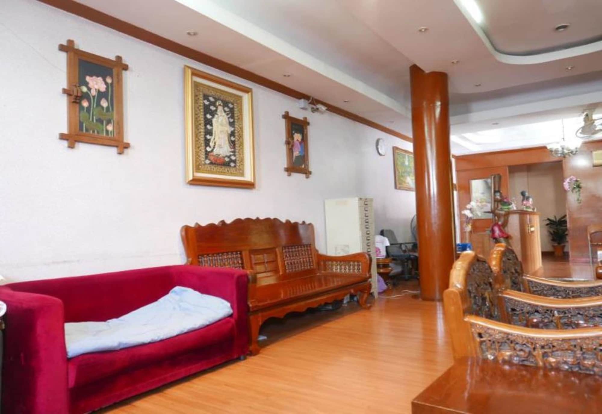 Max-One House Hotel Bangkok Exterior photo
